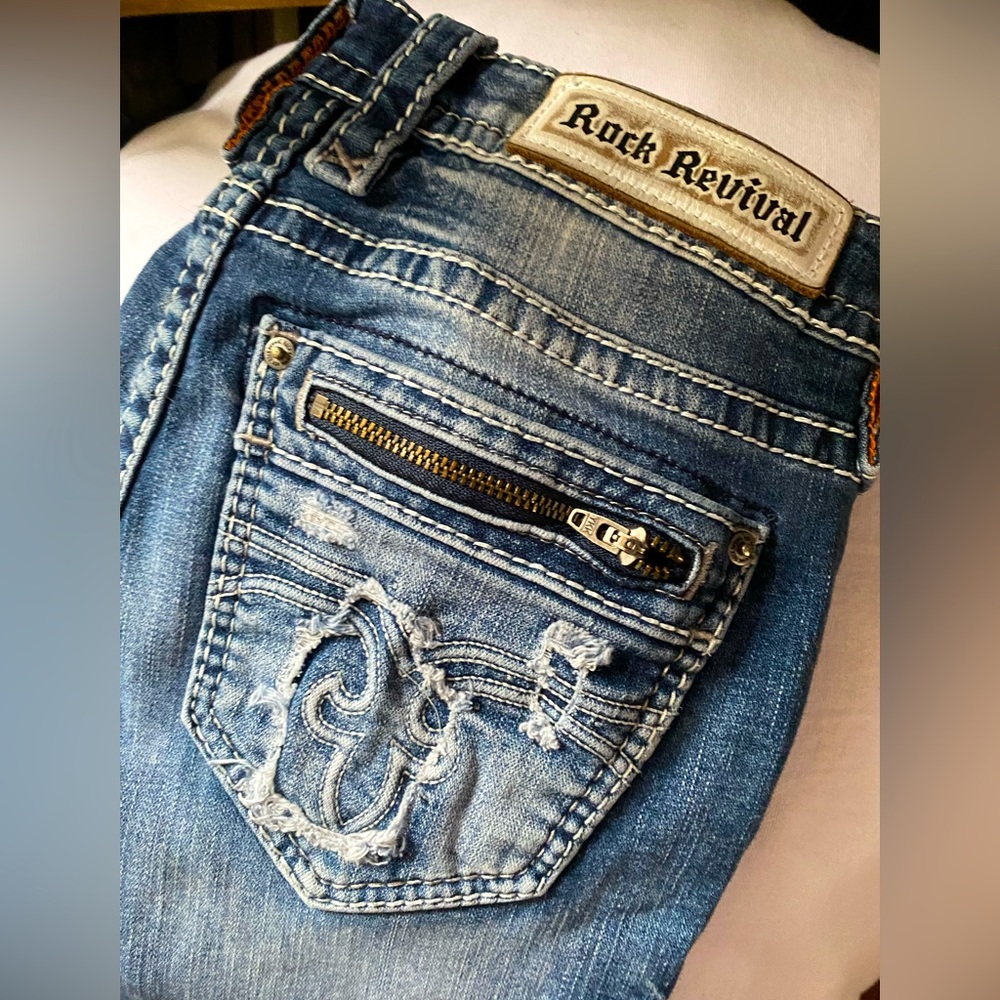 Rock Revival Women’s distressed light washed Ankle Jeans